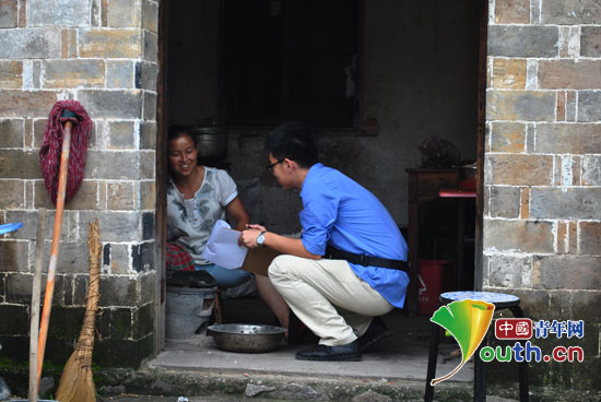 太阳集团娱乐所有网站调研团队员在采访古墟落住民。 汪一诺 摄