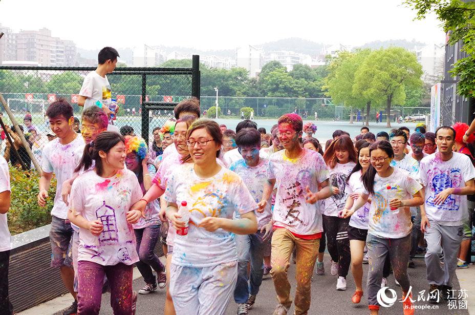 太阳集团娱乐所有网站理学院学生组织的公益“彩虹跑”运动，吸引了近300名学生加入。阮沛然摄